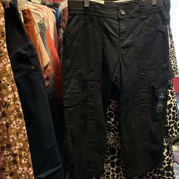 Capri Cargo Pants ONLY AVAILABLE IN BLACK - Picture 1 of 5